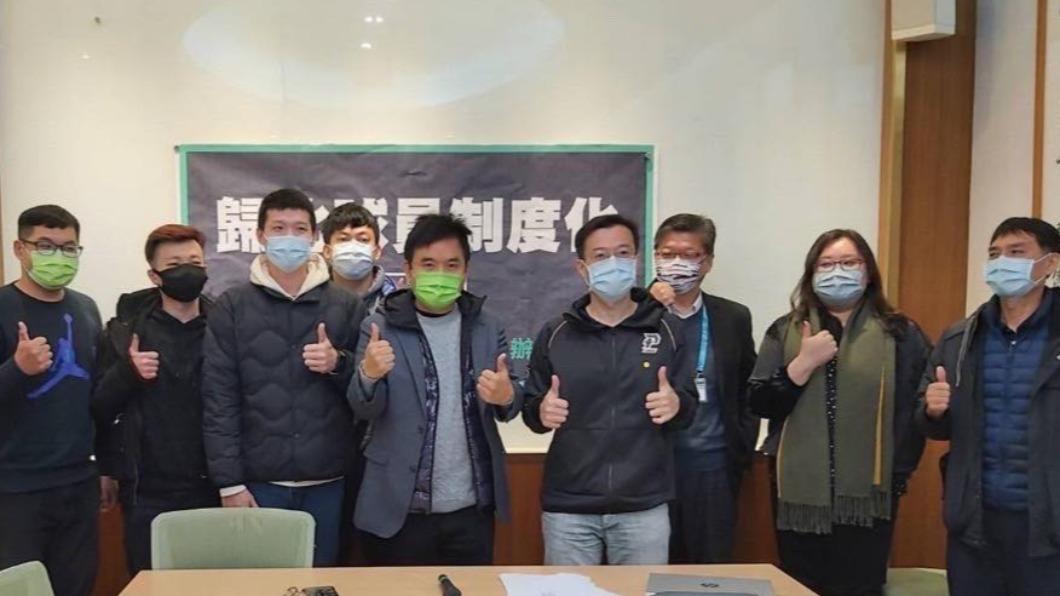 民進黨立委莊瑞雄長期關心球員權益相關議題。(圖/翻攝莊瑞雄臉書)