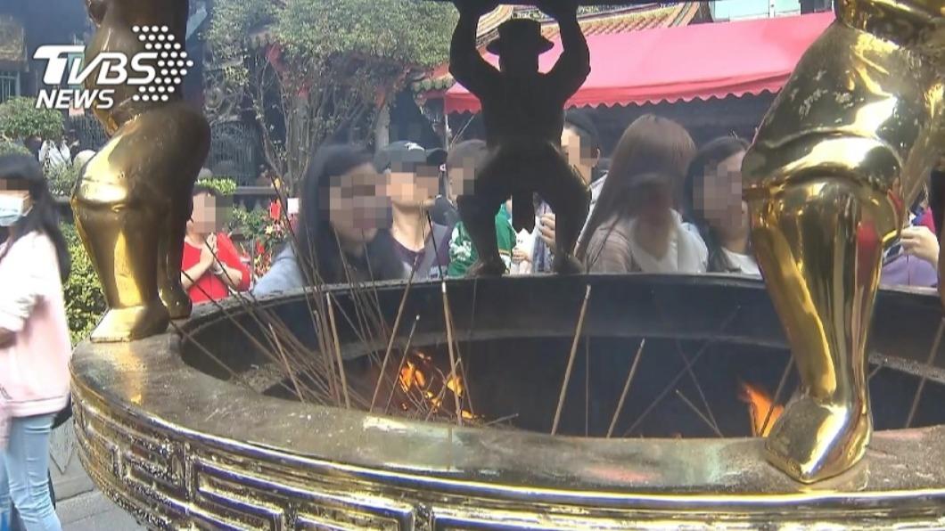 命理師建議,如果不想和靈界溝通,可到廟中祈求神明。(圖/TVBS)