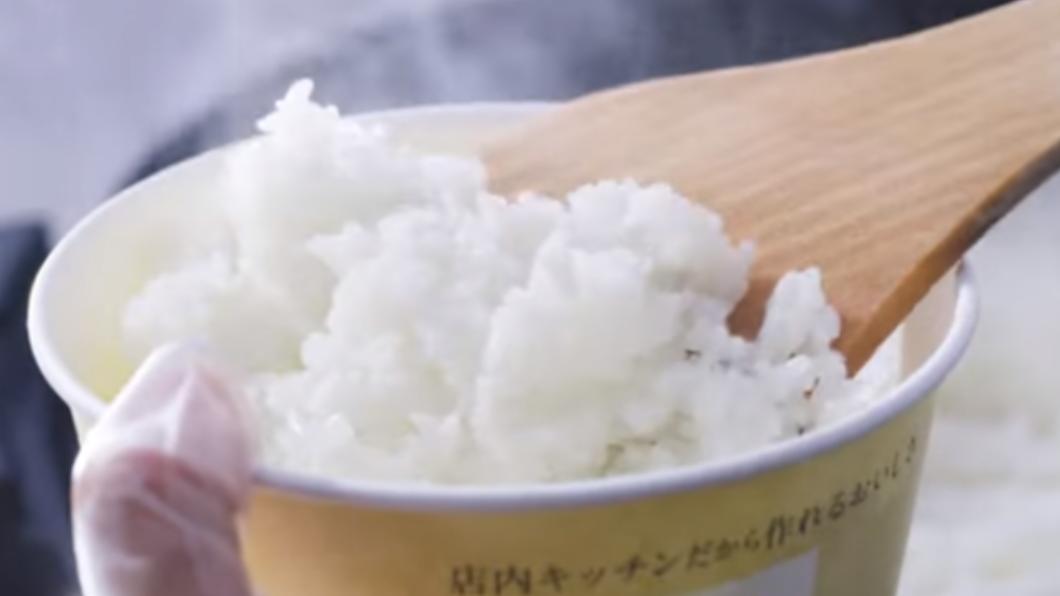 日媒指出,街角廚房熱賣的關鍵之一,是店內現煮的白飯。(圖/翻攝自LAWSON官網)