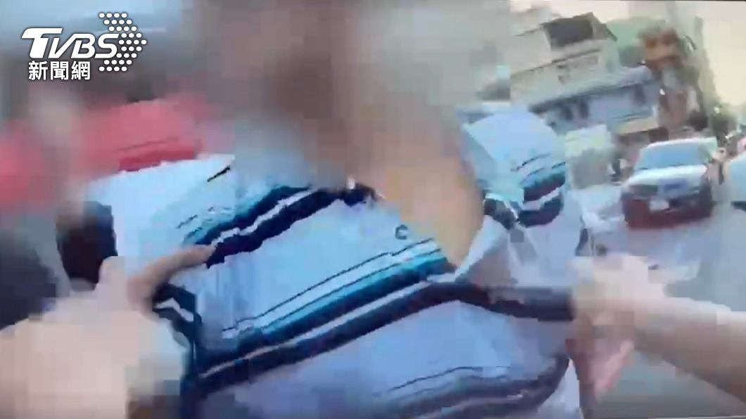 警方到場後3人仍在互嗆、拉扯,警員強制介入避免衝突擴大。(圖/TVBS)