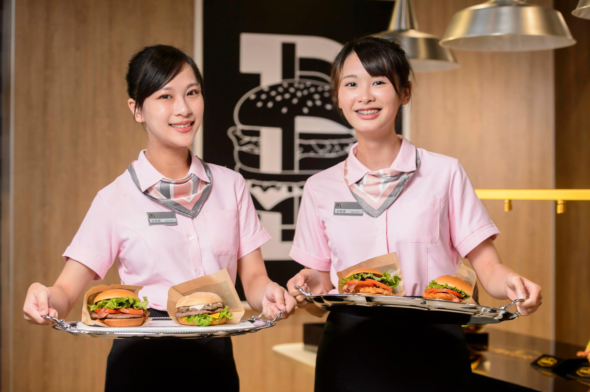 使用數位自助點餐機點餐,還能一鍵「送餐到桌。(圖/麥當勞提供)