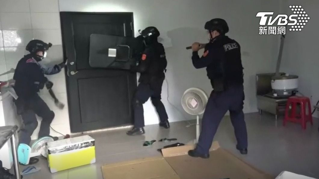 警方荷槍實彈攻堅。(圖/TVBS)
