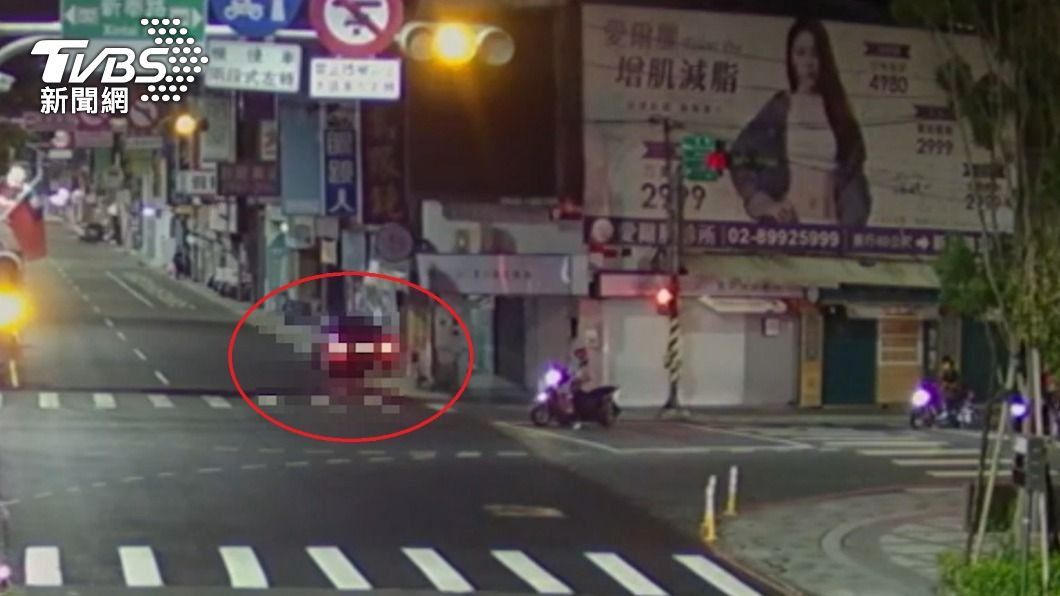 賓士男外出吃宵夜　疑精神不濟撞進騎樓、毀2機車