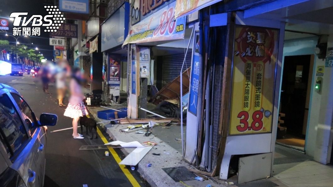 4間店家遭波及。(圖/TVBS)