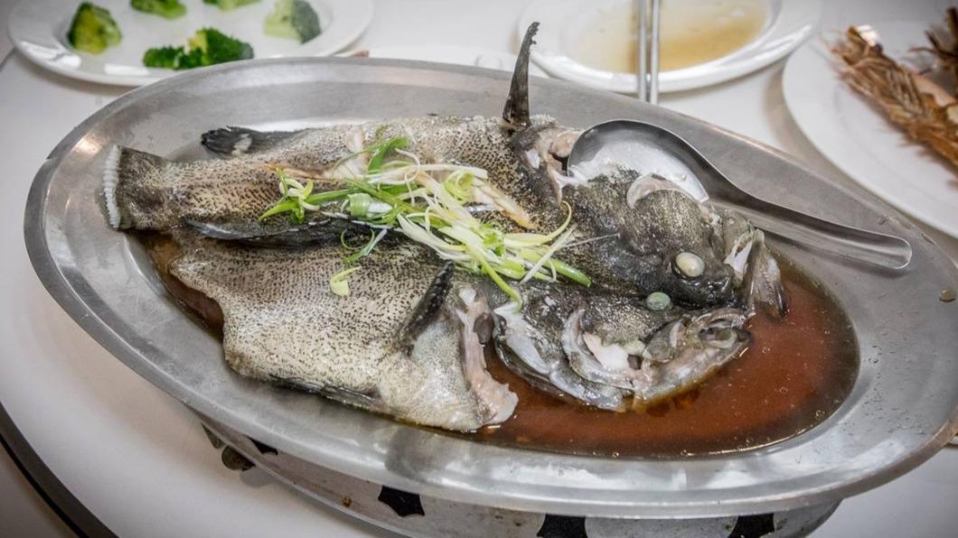 清蒸石斑魚吃口感Q彈美味。（圖／大手牽小手玩樂趣提供）