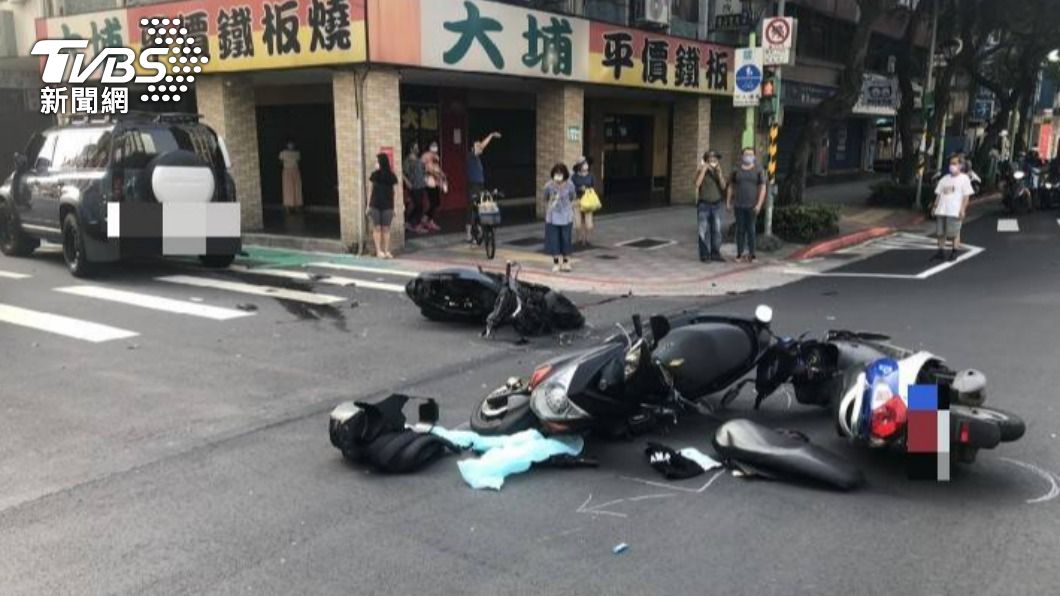休旅車違規左轉撞3機車 1騎士頭部重創送醫搶救中