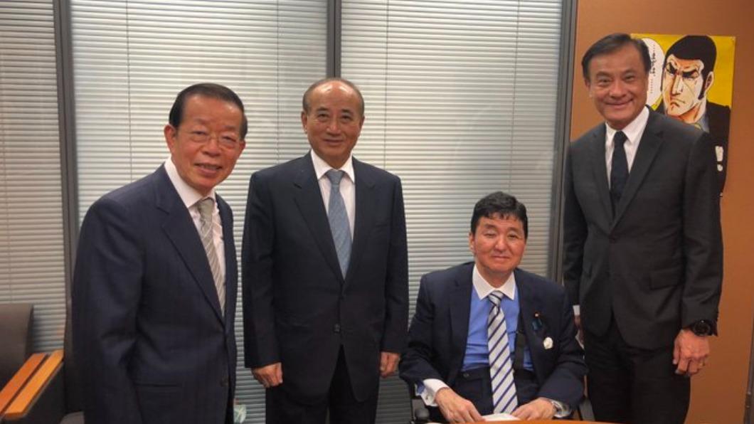 日媒爆林芳正阻台灣弔唁團與岸田寒暄 岸信夫推特曬合照