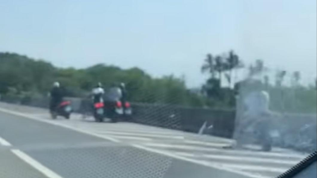 疑似緊張發生小擦撞。(圖/翻攝自爆料公社二館)