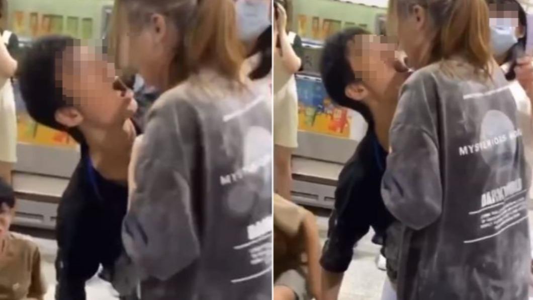 迎新活動驚見男女學生嘴對嘴傳水。(圖/翻攝自黑色豪門企業臉書)