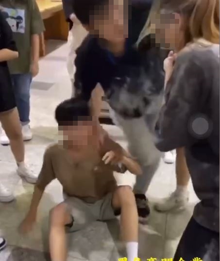 第一位男生當場直接腳軟倒地。（圖／翻攝自黑色豪門企業臉書）
