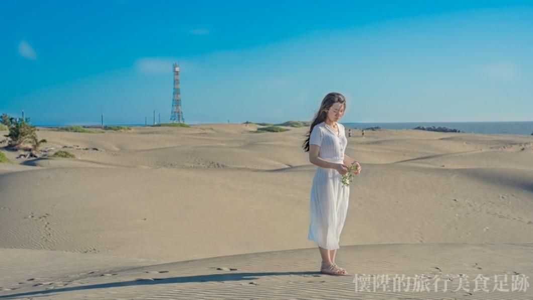 位於沙丘後方的,是台灣本島最西的「國聖燈塔」。(圖/懷陞足跡提供)