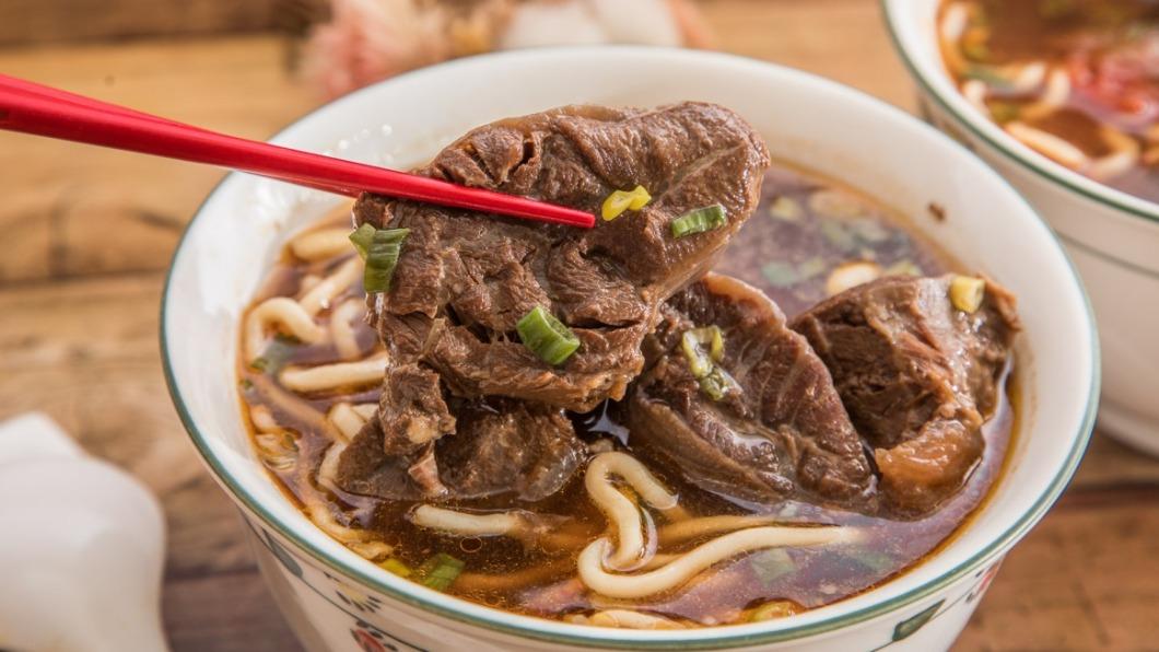 「紅燒牛肉麵」的湯頭帶有淡淡的中藥味，肉又大又厚。（圖／大手牽小手玩樂趣提供）  