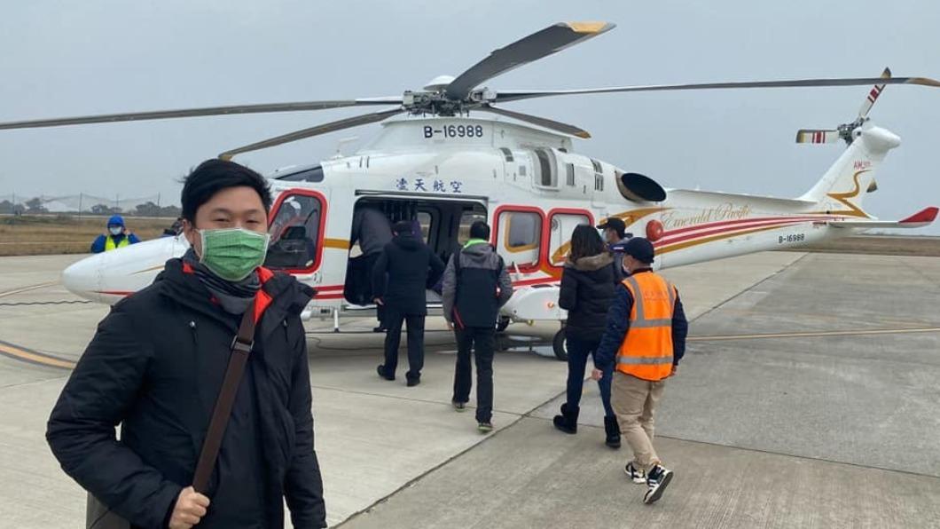 為了履行為小朋友上課的承諾，李問搭直昇機赴東引教課。