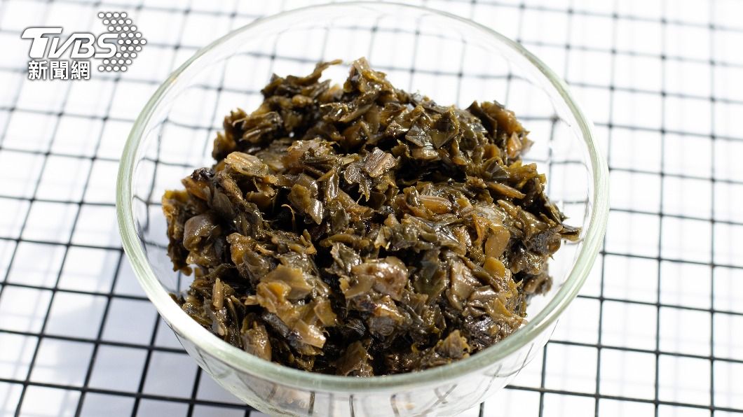酸菜常被加在便當、牛肉麵、滷肉飯等食物中。（示意圖／shutterstock達志影像）