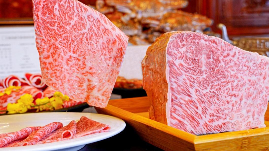 日本A5和牛擁細緻誘人的油花,清涮3~5分熟即可入口。(圖/馬辣集團提供)