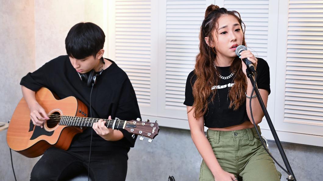 艾薇在直播中宣布,推出2首華語經典翻唱單曲。(圖/環球音樂提供)