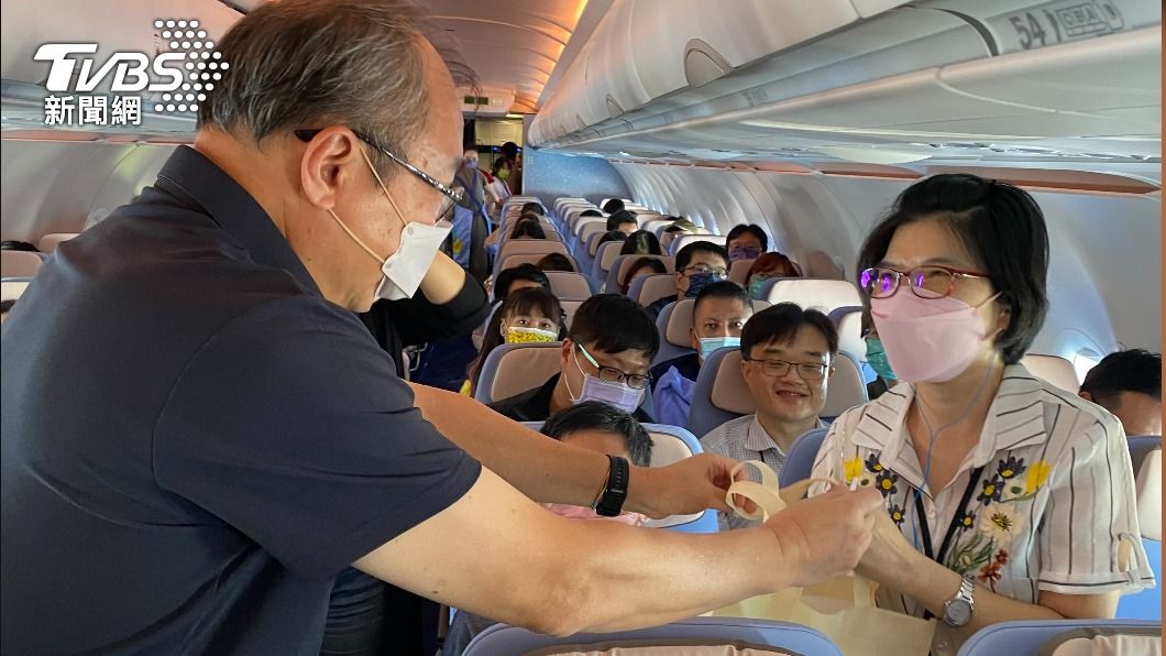 華航「皮卡丘彩繪機CI」微旅行途中舉辦抽獎活動，總經理高星潢致贈旅客精美禮品。（圖／華航提供）