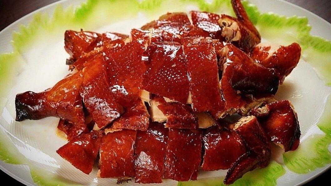 朧粵功夫菜「手吊脆皮雞」。(圖/業者提供)