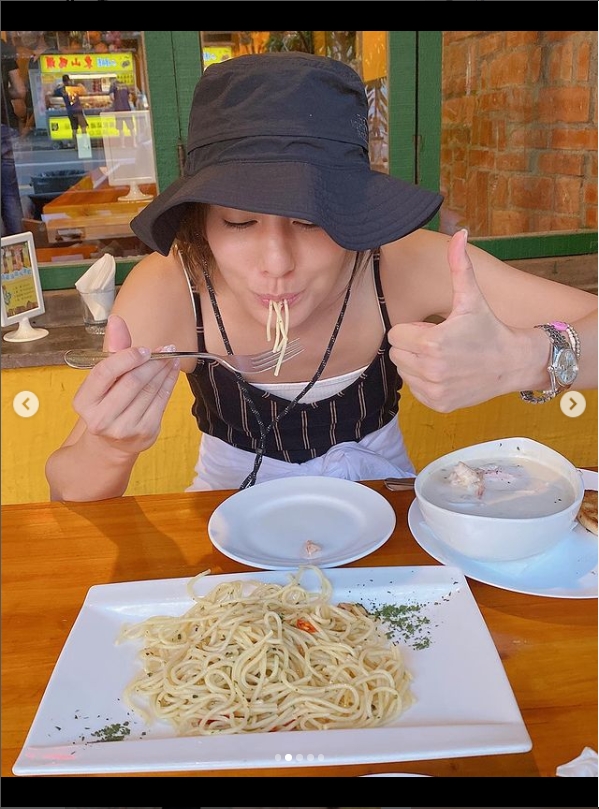 莎莎大嗑美食還不忘比個讚。(圖/翻攝自莎莎IG)