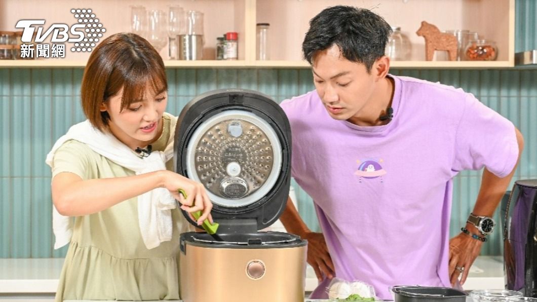 朵拉、威廉在節目上挑戰做菜。（圖／TVBS）