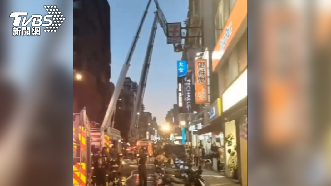 北市大安路大樓失火!「3男6女受困」警消急升雲梯車救人