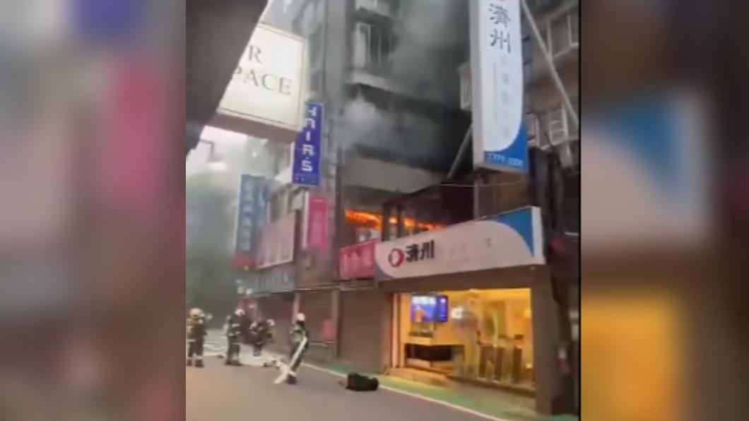 台北市大安路金秋商場上冒出陣陣濃煙。（圖／翻攝自我是大安人 Ⓞ 台北市大安區 Ⓞ臉書）