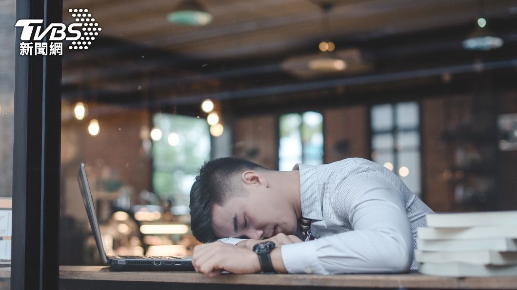 午覺沒能睡飽!他願「不午休」換提早下班 過來人提醒:恐觸法