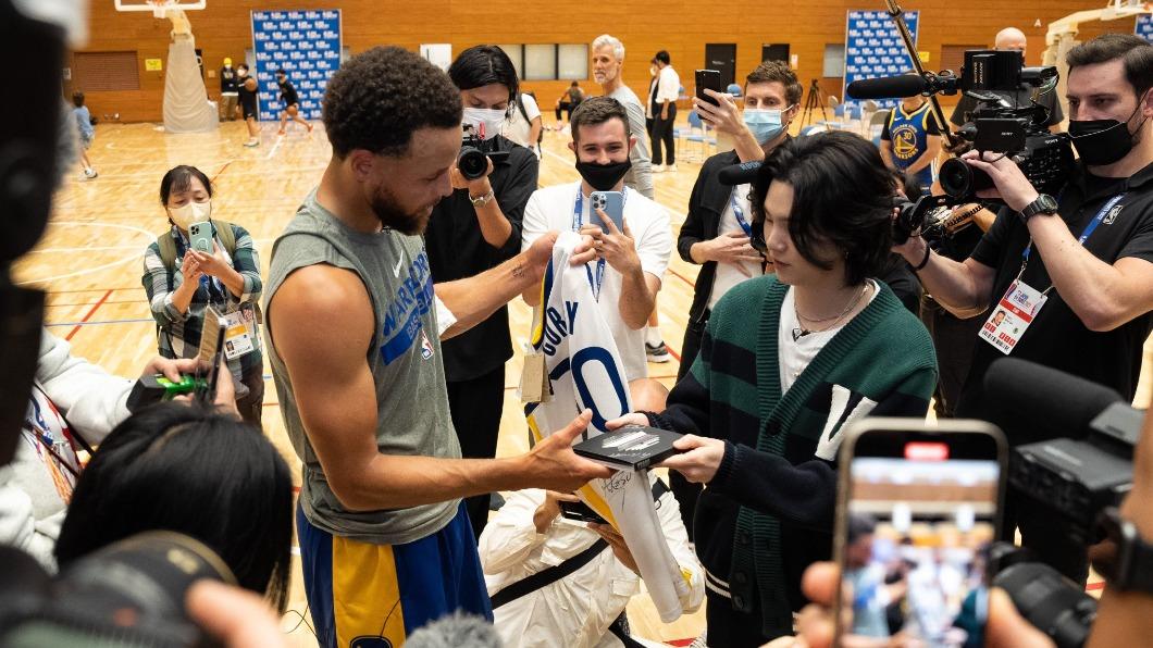 柯瑞與SUGA互送見面禮。（圖／翻攝自NBA推特）