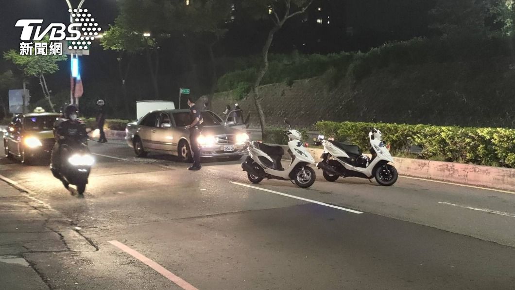 警方在現場調查。(圖/TVBS)