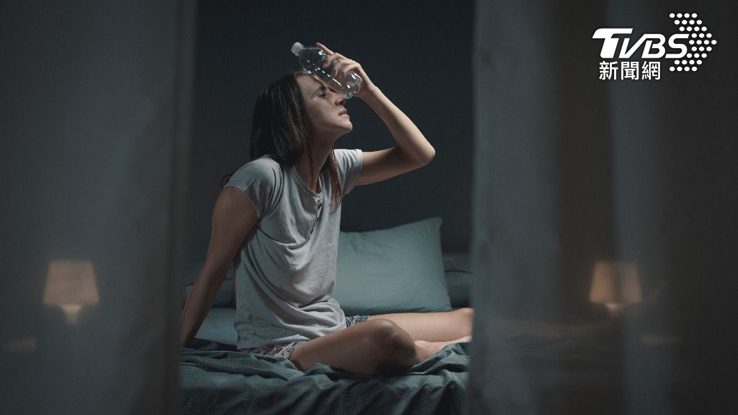 半夜盜汗恐影響睡眠品質。（示意圖／shutterstock 達志影像）