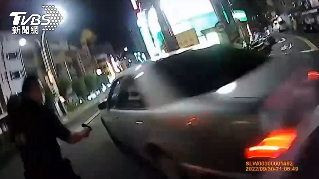 畫面曝光!毒蟲遇檢不停倒車撞路人 警開4槍破窗逮