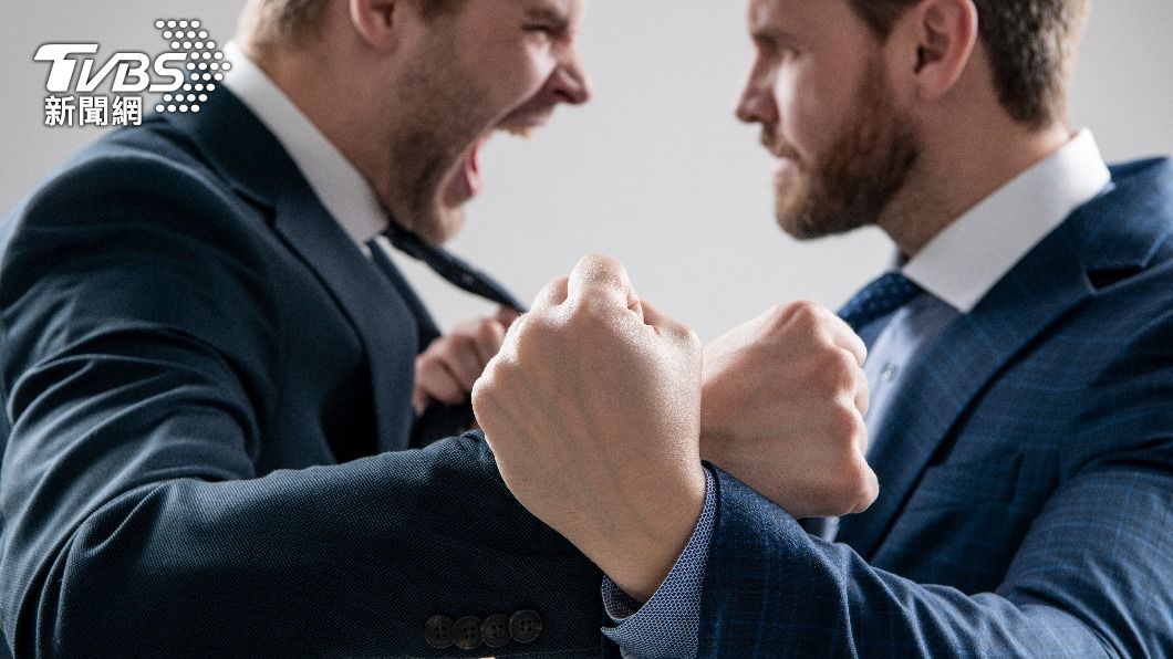 兩人在二樓樓梯口爆發口角。（示意圖／shutterstock達志影像）