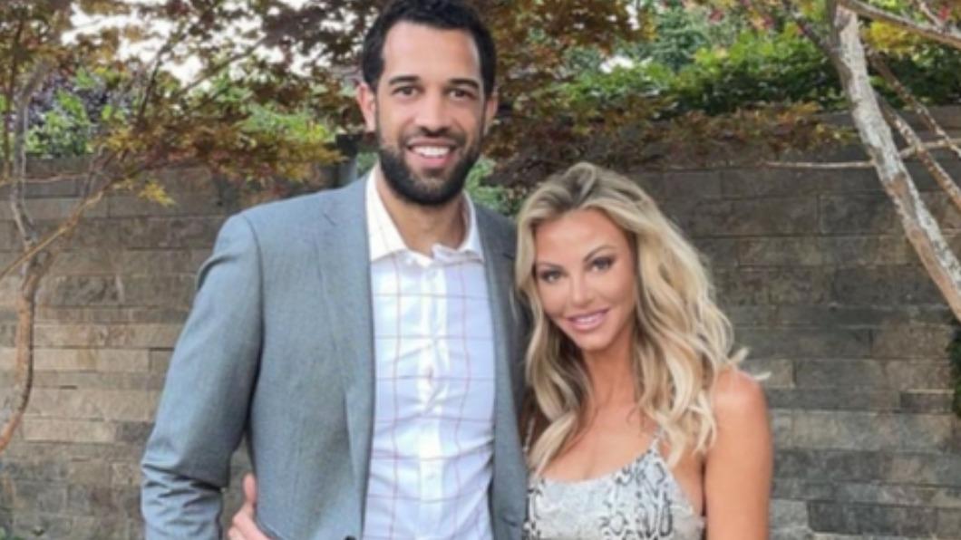 林書豪前隊友費爾茲(Landry Fields),2014年和金髮碧眼模特兒伊蓮(Elaine Fields)步入婚姻。(圖/翻攝自IG)