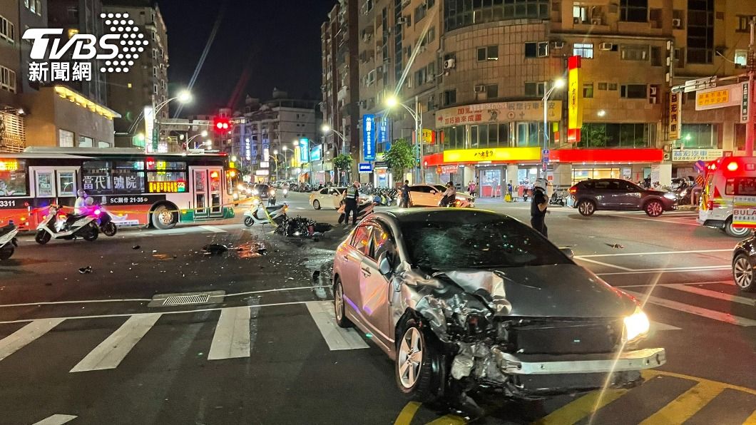 疑未禮讓直行車釀禍!騎士猛撞左轉小轎車 頭部重創命危