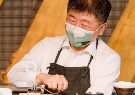 陳時中搶攻青年族群,化為咖啡師拜票。(圖/翻攝陳時中臉書)
