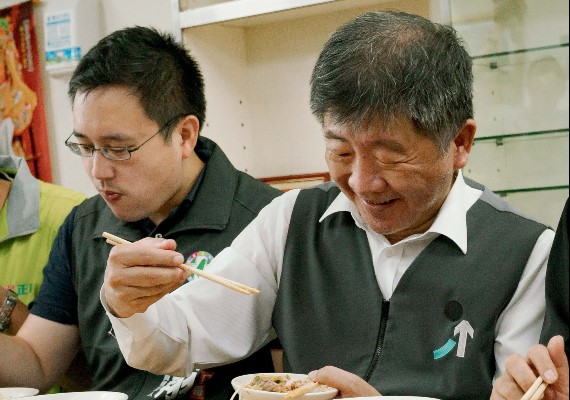 品嚐小吃也是拉票的環節之一。(圖/翻攝陳時中臉書)