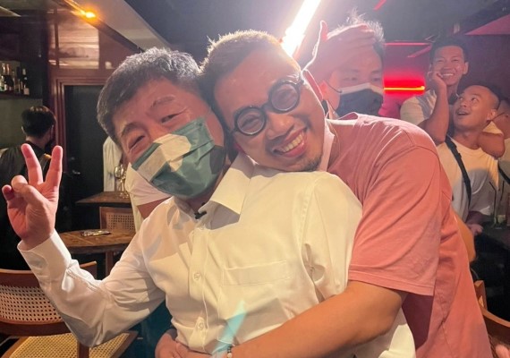 陳時中與挺同人士網紅四叉貓拍攝公廁免治馬桶政策影片。(圖/翻攝陳時中臉書)
