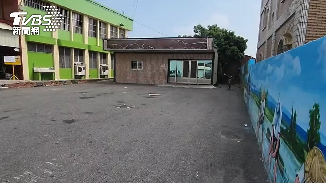 黃男在活動中心前巧遇縣長。(圖/TVBS)
