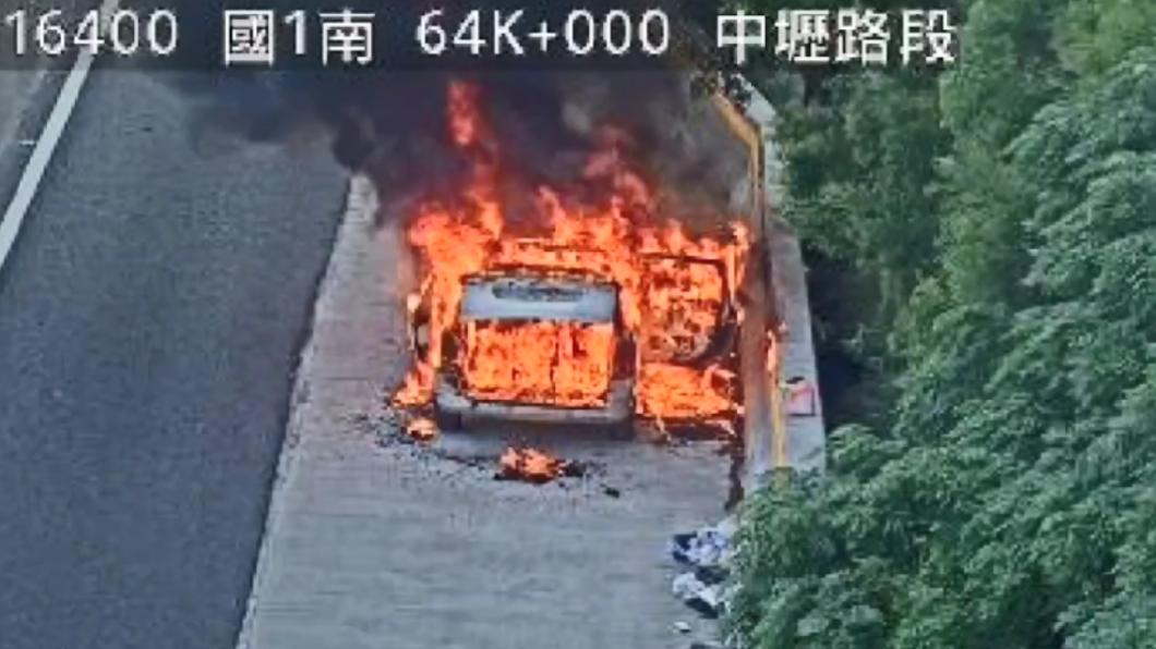 駕駛下車後車輛隨即起火燃燒。(圖/翻攝自國道即時影像)