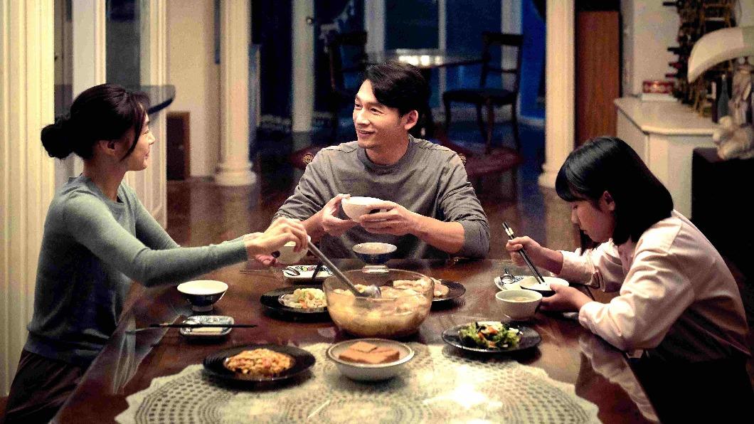 温昇豪(中)、曾珮瑜(左)在《夢遊樂園》中演出假面夫妻。(圖/海鵬影業提供)