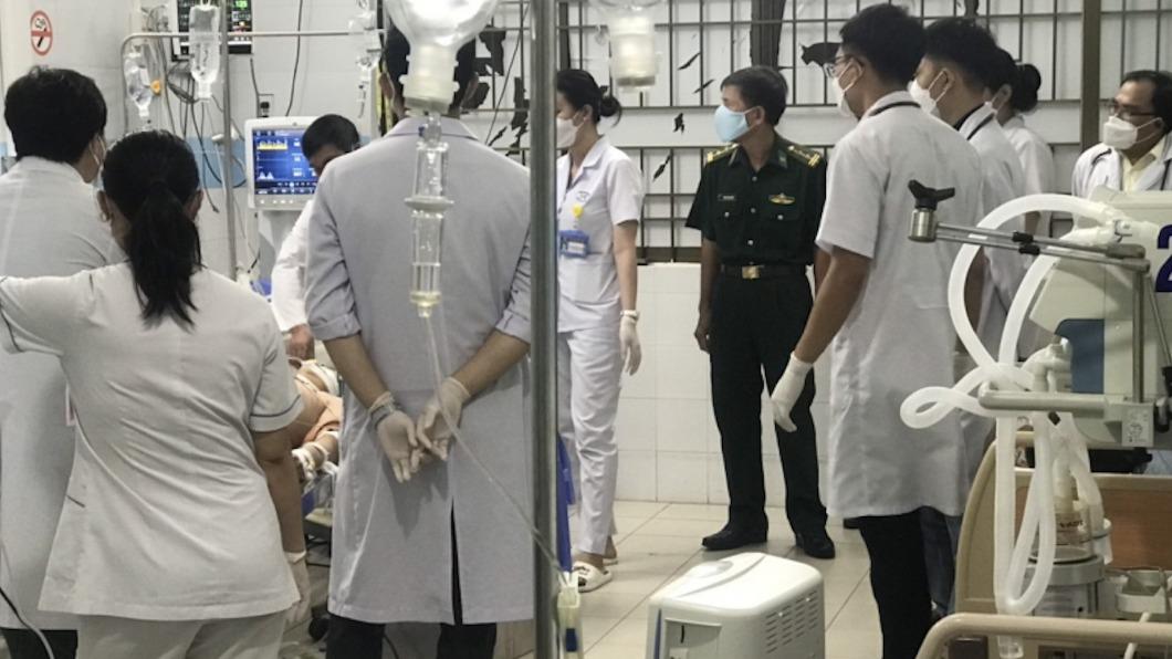 大批醫護人員在現場觀看。(圖/翻攝自香港01、越南人民公安報)