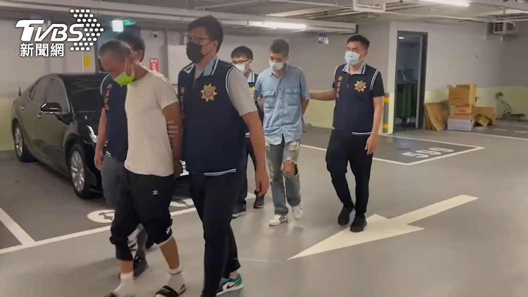 警方訊後將宋男（白衣）、蔡男移送法辦。（圖／TVBS）