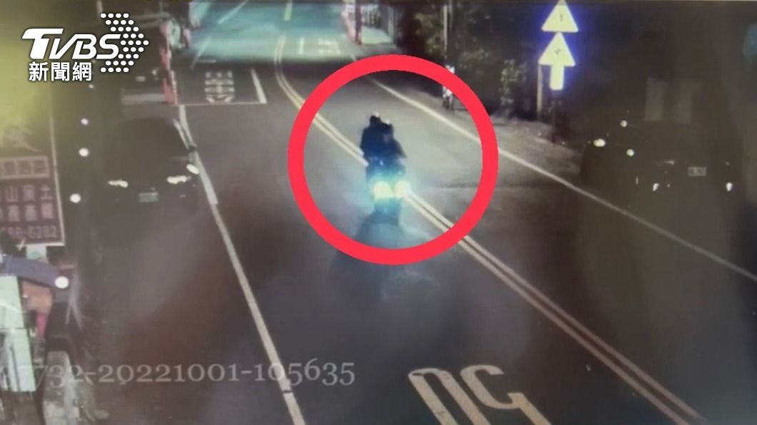 2名犯嫌騎機車從後追趕。（圖／TVBS）