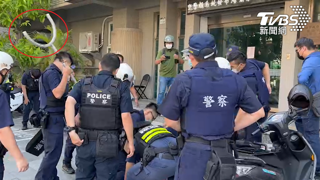 偷車賊亮雙刀拒捕!對峙掉汽油彈 警出動「月牙鏟」壓制