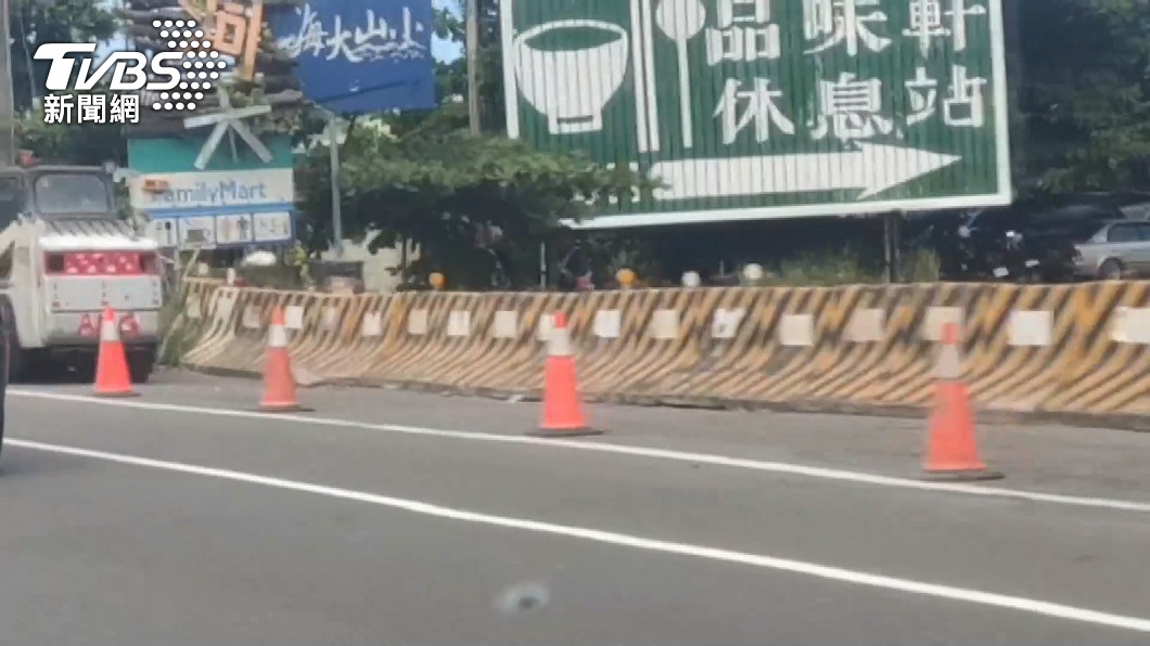 回填的路面極不平。(圖/TVBS)