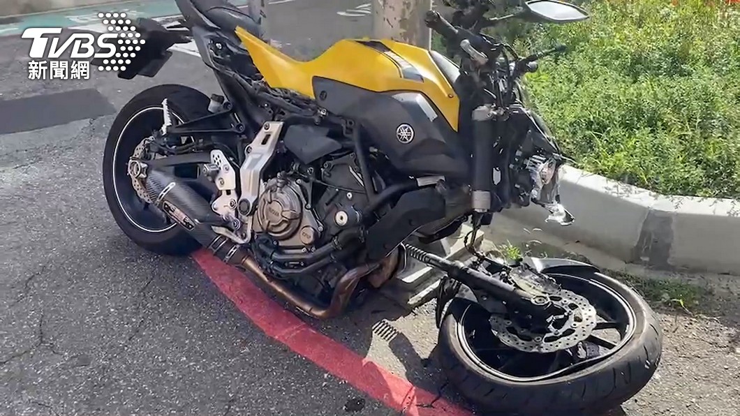砰！綠燈直行與北捷工程車擦撞　紅牌重機男雙手、肋骨骨折