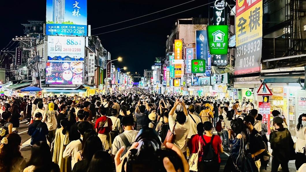 白晝之夜「人潮塞爆士林」超震撼 網驚呆:以為是跨年