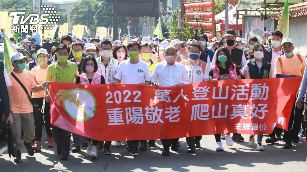 行政院長蘇貞昌、民進黨新北市長參選人林佳龍上午一齊出席秉友會萬人登山活動。(圖/TVBS)