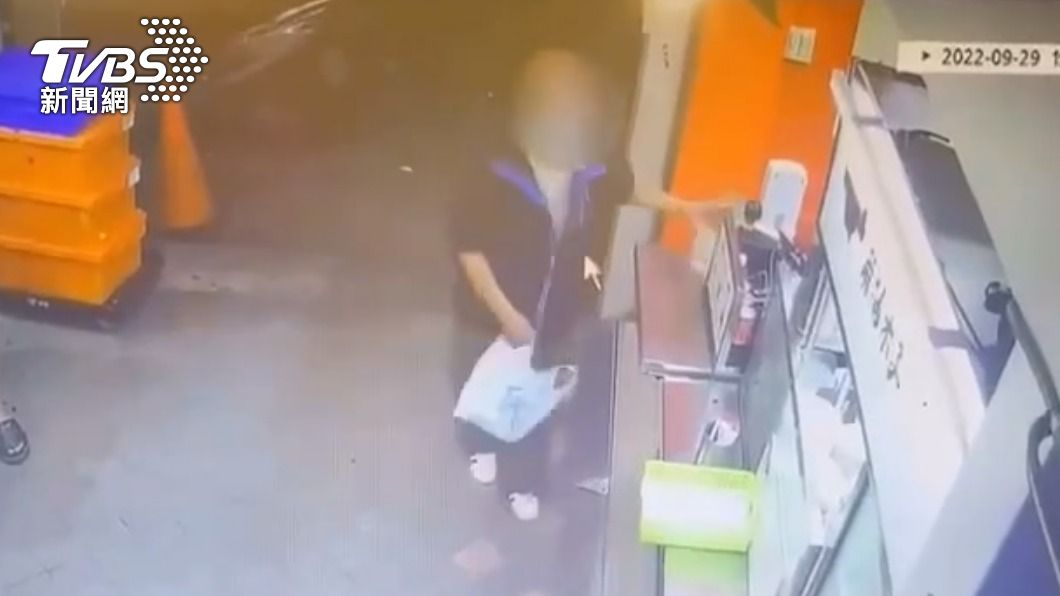 店內女店員發現遭竊立即追上前。(圖/TVBS)