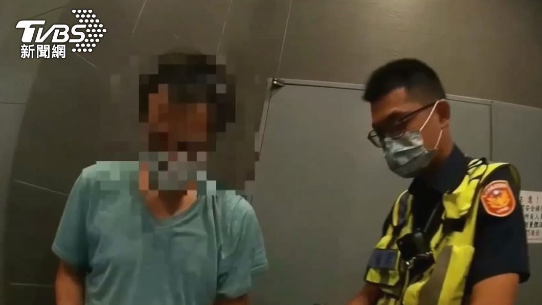 夫妻檔吃飽呼呼大睡被員警叫醒。(圖/TVBS)